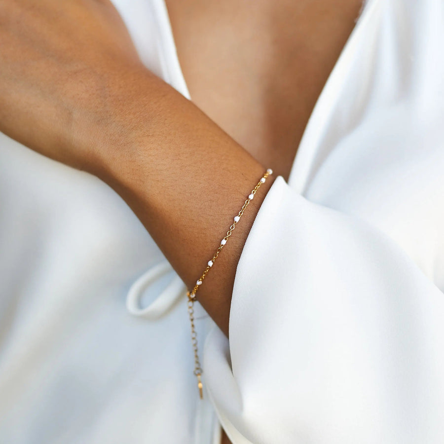Weiße Perlenarmband