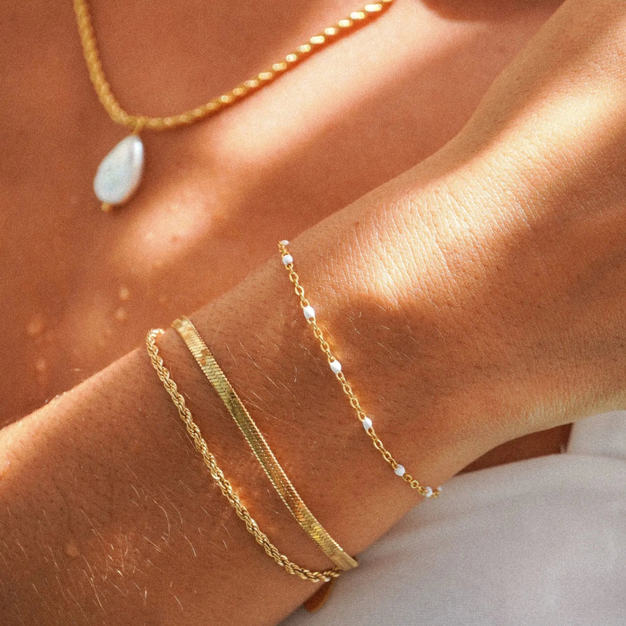 Weiße Perlenarmband