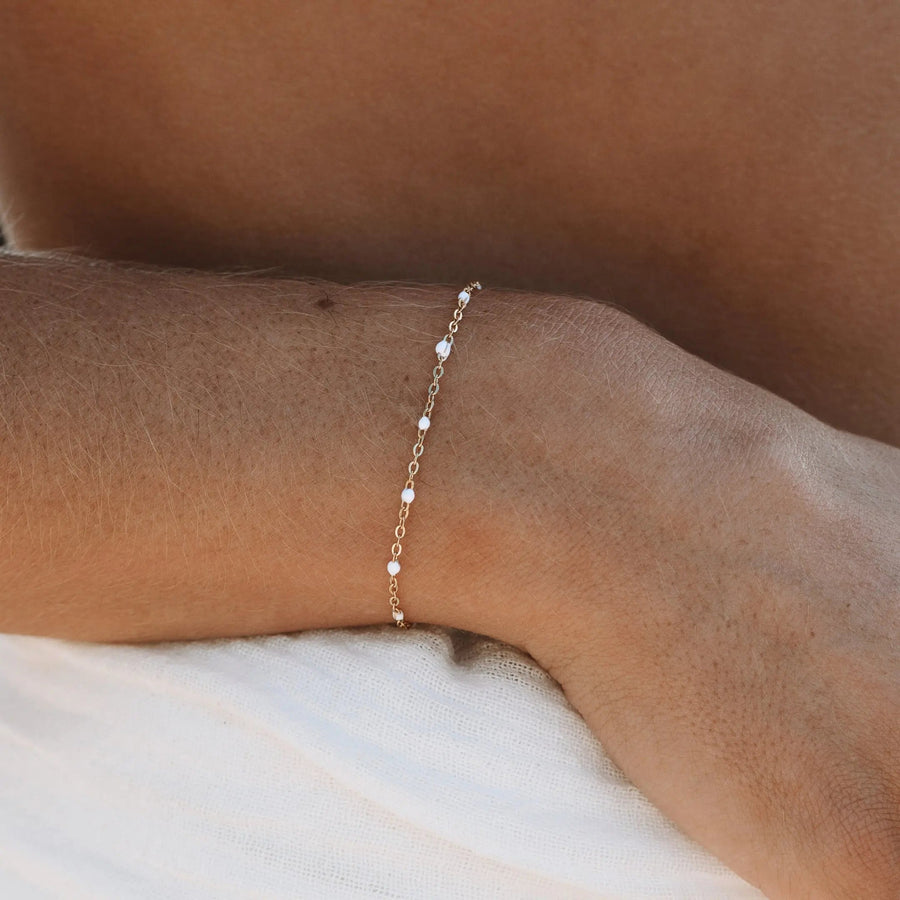 Weiße Perlenarmband