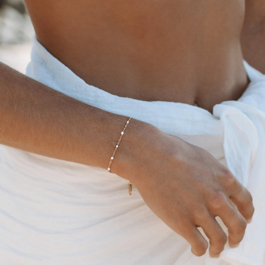Weiße Perlenarmband